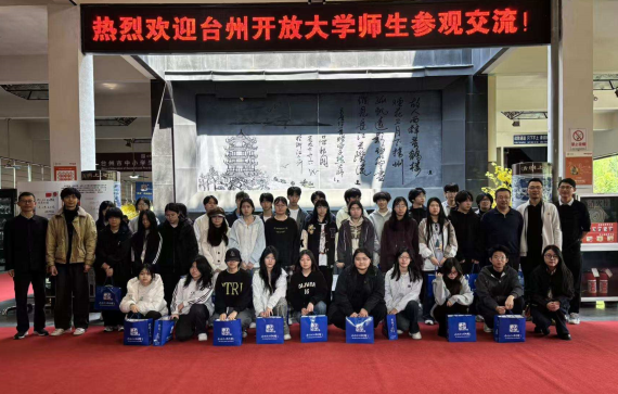 王谦带领台州开放大学学子走入玻璃艺术馆